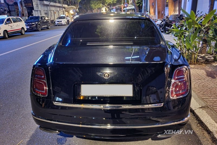 Bentley Mulsanne W.O. Edition được lấy cảm hứng từ chiếc Bentley 8 Litre 1930 – mẫu xe cuối cùng mà ông Walter Owen Bentley thiết kế cho thương hiệu này. Điều này được thể hiện ở ngoại thất màu đen thẫm kể trên và nội thất ốp gỗ siêu sang.