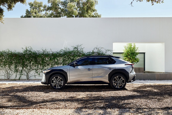 Đối thủ cạnh tranh gần nhất của Toyota bZ4X tại Anh là Tesla Model Y có giá khởi điểm từ 54.990 bảng Anh (khoảng 1,68 tỷ đồng) cho phiên bản tiêu chuẩn Long Range và lên đến 64.990 bảng Anh (khoảng 1,99 tỷ đồng) cho phiên bản đầu bảng Performance.