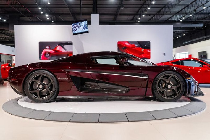 Theo bài đăng trên trang cá nhân, đại gia Hoàng Kim Khánh cho biết sẽ đưa siêu xe Koenigsegg Regera tham gia hành trình "phượt" từ Sài Gòn tới Đà Nẵng nhân dịp khai trương cơ sở thẩm mỹ mới. Tuy nhiên, vị doanh nhân bày tỏ sự lo lắng liệu mâm xe Regera có bị xước khi phải di chuyển quãng đường dài như vậy không.