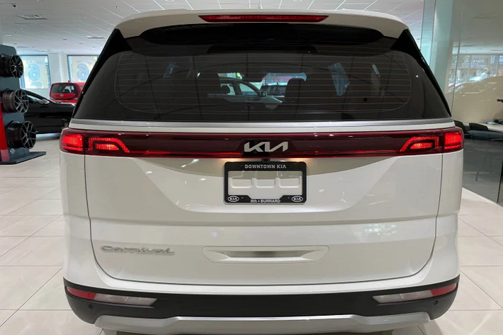 Với mức giá xe Kia Sedona 2022 bán ra dự kiến từ 1,179 – 1,8 tỷ đồng, thế hệ mới này có giá bán cao hơn thế hệ cũ, khởi điểm từ 1,119 – 1,519 tỷ đồng. Mặc dù giá bán tăng so với thế hệ cũ, nhưng vẫn rẻ hơn giá bán của xe nhập guyên chiếc từ Hàn Quốc.