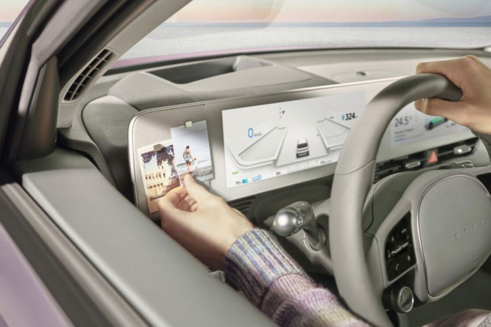 Ioniq 5 là chiếc Hyundai đầu tiên được trang bị Hỗ trợ lái cao tốc 2, giúp xe thiết lập khoảng cách với xe phía trước và giữ đúng làn đường, xe cũng hỗ trợ đổi làn. Hơn nữa, tính năng phanh khẩn cấp tự động có thể phát hiện xe đạp, người đi bộ và các phương tiện sắp tiếp cận. Tính năng nhận diện biển báo, hỗ trợ chùm sáng cao và cảnh báo tập trung cũng được trang bị.