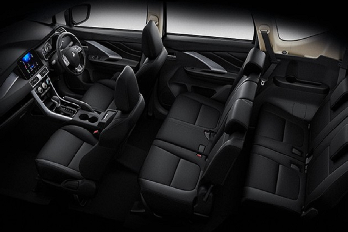 Bước vào bên trong Mitsubishi Xpander Special Edition, khách hàng Thái Lan sẽ thấy không gian nội thất màu đen "tông xuyệt tông" với ngoại thất. So với bản thường, Mitsubishi Xpander Special Edition có những thay đổi đáng kể trong trang bị.