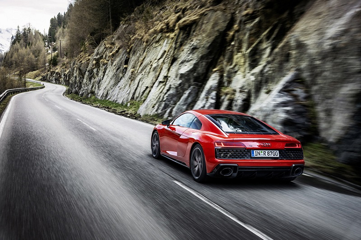 Giá xe Audi R8 V10 Performance RWD Coupé khởi điểm từ 149.000 Euro (khoảng 3,92 tỷ đồng), trong khi phiên bản mui trần Spyder khởi điểm từ 162.000 Euro (khoảng 4,26 tỷ đồng) tại thị trường Đức. Audi sẽ chính thức nhận đơn đặt hàng cho R8 kể từ ngày 21/10 sắp tới.