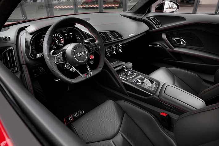 Ngoại thất của phiên bản tiêu chuẩn Audi R8 2022 được sửa đổi đôi chút với một số chi tiết đen mờ như lưới tản nhiệt, bộ chia trước, dải nhựa dạng lưới nối liền cụm đèn hậu và ống xả kép hình bầu dục. Bảng màu bao gồm 10 tùy chọn, bao gồm cả Ascari Blue Metallic từng xuất hiện trên phiên bản R8 V10 Performance quattro. Gói trang trí Edition mang đến cho Audi R8 2022 một diện mạo thể thao hơn với bộ mâm 20 inch sơn màu đồng, cùm phanh màu đỏ, cánh gió bên làm bằng sợi carbon và logo màu đen.