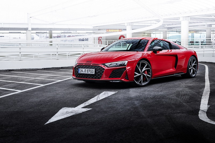 Audi R8 Performance RWD 2022 còn được bổ sung thêm một số tùy chọn mới như hệ thống lái Audi Dynamic Steering, bộ lốp Cup cỡ 245/30 R20 ở phía trước và 305/30 R20 ở phía sau, đĩa phanh gốm 19 inch thay thế cho đĩa phanh thép 18 inch tiêu chuẩn. Theo công bố từ phía Audi, phiên bản Coupé nặng 1.590 kg với tỷ lệ phân bổ trọng lượng trước/sau là 40:60. Trong khi đó, phiên bản mui trần Spyder nặng 1.695 kg.