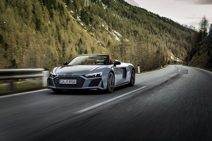 Ở bên trong, Audi R8 thế hệ mới được trang bị màn hình công cụ kỹ thuật số 12.3 inch, vô lăng bọc da tích hợp nút bấm đa chức năng và tùy chọn ghế bucket hoặc ghế thể thao bọc da. Với gói thiết kế R8 Performance, khoang nội thất sẽ được bọc bằng da Alcantara với các đường khâu màu xanh Mercato Blue và điểm nhấn carbon.