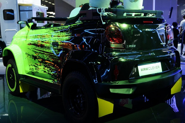 Như tên gọi và cách trang trí cho, đây rõ ràng là một mẫu xe concept hướng đến ý tưởng “người Sao Hỏa” như những gì chúng ta từng thấy trong các bộ phim viễn tưởng. Về bản chất, nó là một phiên bản roadster mui trần đặc biệt dựa trên mẫu xe điện bé nhỏ của công ty Roewe.