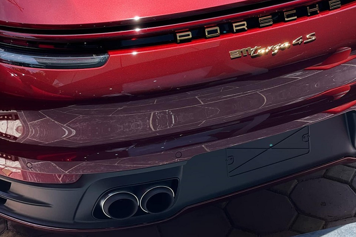 Đây là 1 trong 992 chiếc xe Porsche 911 Targa 4S Heritage Design giới hạn được sản xuất toàn cầu, xe mang số thự tự 921/992, cũng là sinh nhật cô con gái chủ xe.