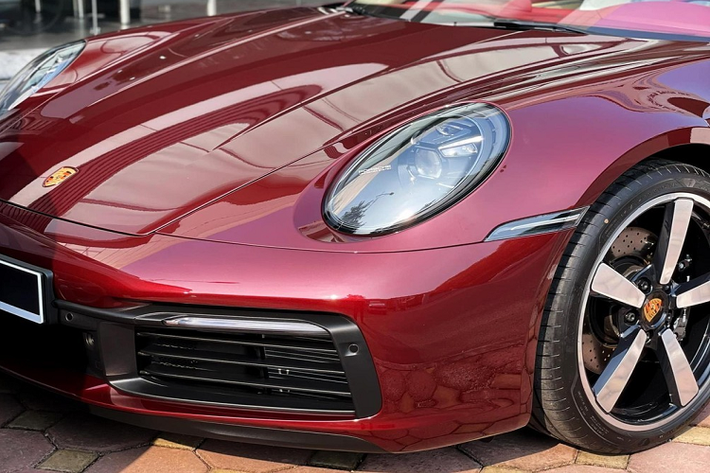 Khác với chiếc xe thể thao Porsche 911 phiên bản giới hạn Targa 4S Heritage Design đầu tiên về nước thuộc sở hữu của một người chơi xe Sài thành sở hữu rất nhiều tùy chọn đắt đỏ nhưng rất hiếm lăn bánh trên đường thì chiếc xe Porsche 911 Targa 4S Heritage Design thứ 2 mới đây đã bị bắt gặp hóng mát trên đường phố của Thủ Đô.