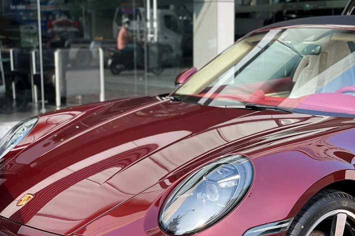 911 Targa 4S Heritage Design được đại lý xe Porsche chào bán khởi điểm từ 11,59 tỷ đồng tại dải đất hình chữ S, mức giá này chưa bao gồm các tuỳ chọn thêm của khách hàng khi có nhu cầu đặt riêng nên rất khó xác định giá lăn bánh của 2 chiếc xe Porsche 911 Targa 4S Heritage Design tại Việt Nam.