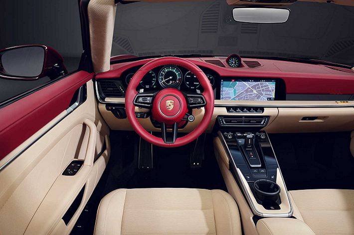 Sức mạnh của xe kết hợp cùng hộp số 8 cấp ly hợp kép, nhờ đó, phiên bản xe Porsche 911 Targa 4S Heritage Design có thể tăng tốc từ vị trí xuất phát lên 100 km/h chỉ trong thời gian 3,6 giây trước khi đạt vận tốc tối đa lên đến 304 km/giờ.