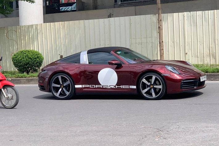Tại dải đất hình chữ S, đã có đến 2 chiếc siêu xe Porsche 911 Targa 4S Heritage Design được mang về nước để phục vụ cho 2 vị khách sinh sống ở Tp.HCM và Hà Nội.