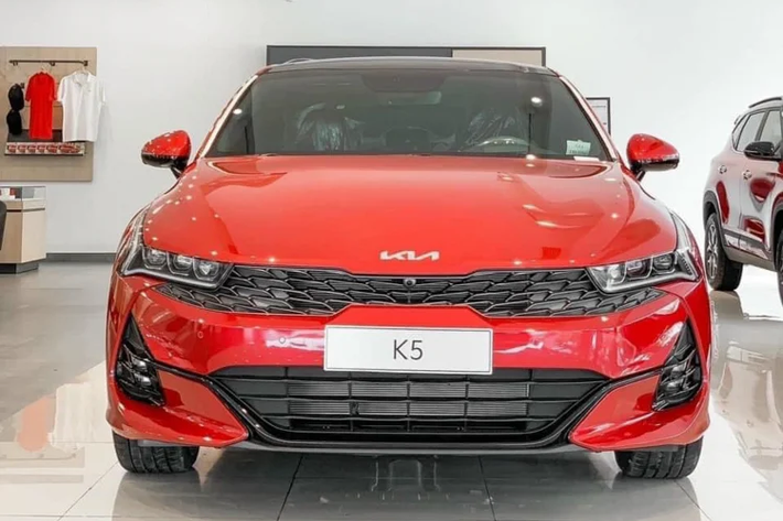 So với thế hệ cũ trước đó, giá xe Kia K5 2022 tăng hơn 100 triệu đồng. Tuy nhiên, Kia K5 2022 thế hệ mới vẫn là dòng xe có giá bán dễ tiếp cận trong phân khúc sedan hạng D nếu so với các đối thủ như Toyota Camry và Honda Accord. Bên cạnh giá bán dễ chịu, dòng K5 2022 còn sở hữu thiết kế đẹp mắt, hứa hẹn hấp dẫn được nhiều khách hàng.