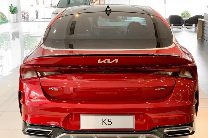 Mẫu xe sedan Kia K5 2022 sở hữu thiết kế và diện mạo ấn tượng hơn, mẫu sedan hạng D của Hàn được thiết kế theo phong cách trẻ trung, mang hơi hướng sedan coupe hấp dẫn. Xe sử dụng đèn pha và đèn hậu full-LED. Ở phiên bản GT Line cao cấp nhất này, xe sử dụng “dàn chân” lắp bộ mâm 19 inch (235/45R18), đi cùng với ốp cản thể thao phong cách GT-Line.