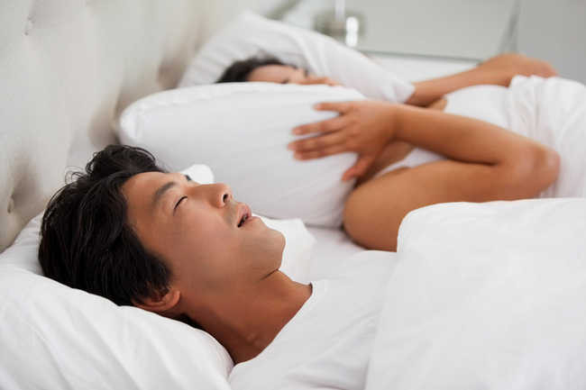 Chứng ngưng thở lúc ngủ Với tình trạng này bạn thường ngừng thở một lúc, có thể nhiều lần trong đêm. Khi đó cơ thể của bạn không nhận được đủ oxy, và nó phải "chiến đấu” gây ra mồ hôi. Mỗi khi cơ thể bạn bắt đầu thở lại được là cả sự vật lộn nỗ lực của các cơ bắp và nó cũng gây ra mồ hôi.