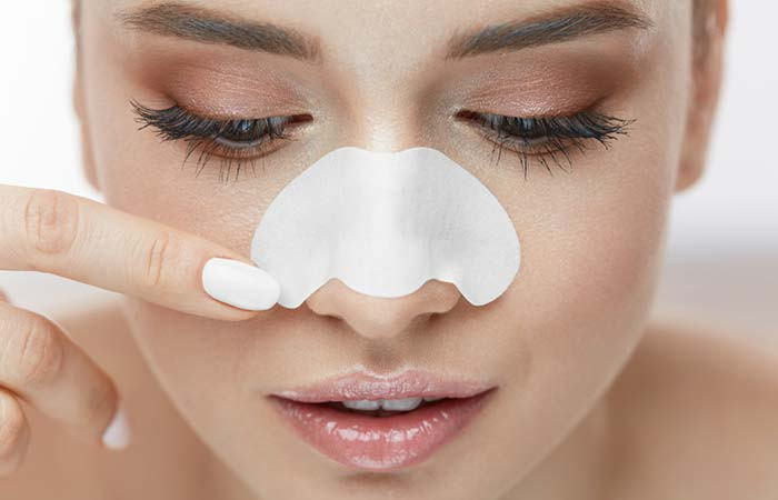 Kiểm tra trạng thái lỗ chân lông xem liệu mũi có đầy mụn đầu đen và các sợi bã nhờn không. Các lỗ chân lông tắc nghẽn sẽ làm da xấu đi và mọc mụn. Sử dụng mặt nạ làm sạch da, như mặt nạ bằng đất sét hoặc than hoạt tính; hoặc massage với tinh dầu nhẹ nhàng cũng có thể giúp làm lỏng các chất bã nhờn và bật ra khỏi lỗ chân lông. Chú ý chọn loại phù hợp với làn da của bạn.