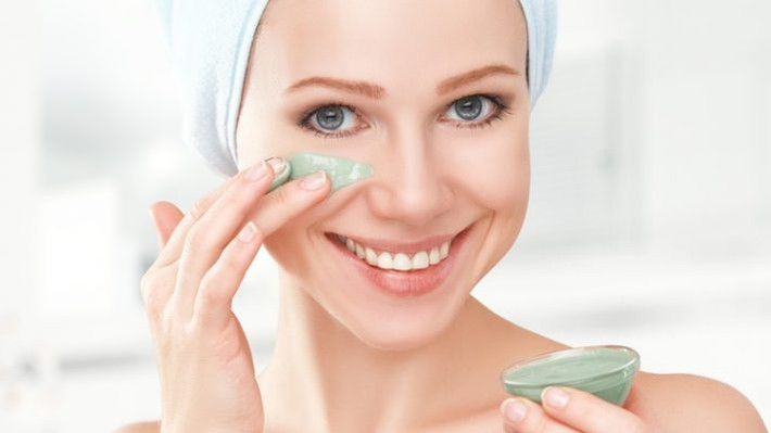 Bạn không cần thiết phải thực hiện đầy đủ qui trình nghiêm ngặt mỗi ngày để có làn da đẹp. Thay vào đó, hãy tập trung vào những gì làn da của bạn cần. Liệu nó có bị mất nước? Hay liệu bạn có cần một loại kem dưỡng ẩm để chống khô da?