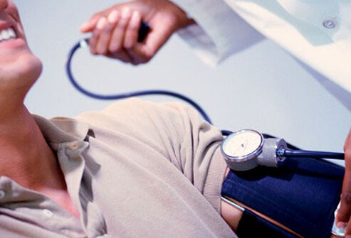 12. Thăm khám thường xuyên Khi bạn ít vận động, thừa cân hoặc có nguy cơ cao bị bệnh tim mạch vành hoặc các vấn đề sức khỏe mãn tính khác, bạn phải được bác sĩ chấp thuận trước khi bắt đầu một chương trình thể dục. Hãy thường xuyên yêu cầu chuyên gia chăm sóc sức khỏe đo huyết áp và thực hiện theo tư vấn của họ về thời gian thăm khám định kỳ.