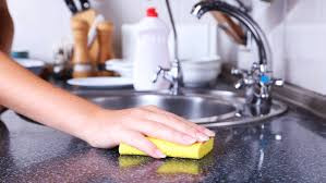 Các vật dụng nhà bếp khác cần vệ sinh thường xuyên là: thớt; giẻ rửa bát; khăn lau; bồn rửa và bàn bếp; các thiết bị nhà bếp; tủ lạnh, đặc biệt là các khu vực tiếp xúc với thực phẩm chưa nấu chín và chưa rửa; các vị trí tay nắm, tay cầm và công tắc.