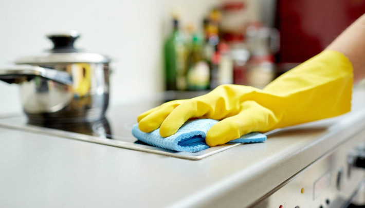 Vệ sinh nhà bếp tổng thể mỗi tuần một lần với khăn lau khử trùng. Và tốt nhất nên dùng khăn riêng cho mỗi khu vực lau thay vì dùng đi dùng lại một chiếc khăn đã bẩn cho mọi vị trí vệ sinh. Điều đó có thể làm lây lan vi khuẩn khắp nơi.