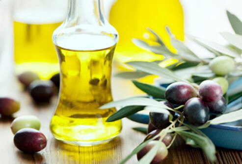 4. Dầu ép lạnh Các loại dầu có chất lượng tốt như các loại dầu được ép lạnh, ép đùn, hoặc nguyên chất giúp giữ cho da được bôi trơn và trông khỏe mạnh hơn. Dầu ép thương mại thường được đun nóng đến nhiệt độ cao, làm mất chất dinh dưỡng. Tuy nhiên, ngay cả chất béo lành mạnh cũng có nhiều calo, do đó hãy giới hạn dùng không quá 2 muỗng canh mỗi ngày.