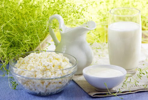 1. Sữa ít chất béo Một trong những thành phần quan trọng nhất của sức khỏe làn da là vitamin A từ các sản phẩm sữa ít chất béo. Vitamin A rất cần thiết cho sự phát triển tế bào da, chế độ ăn uống cung cấp đầy đủ vitamin A sẽ giúp duy trì làn da khỏe mạnh, dẻo dai.