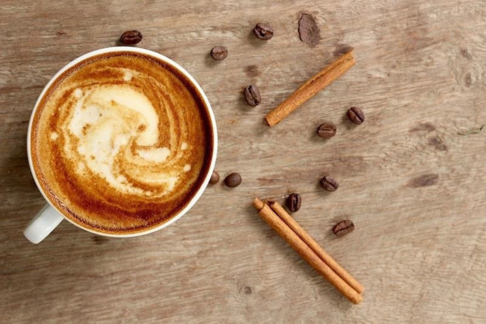 1. Thêm quế cho tim khỏe mạnh Quế là một trong những loại gia vị giàu chất chống oxy hóa nhất. Hãy thêm một chút quế vào ly cà phê sáng để tăng cường chất chống oxy hóa, giúp bảo vệ tim và não bộ. Nghiên cứu cũng cho thấy quế giúp làm giảm nguy cơ ung thư, và tăng cường hệ thống miễn dịch của bạn.