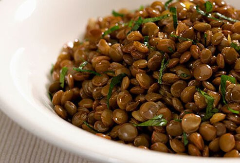 8. Tăng đậu, giảm khoai tây Carbohydrates rất quan trọng cho sản xuất năng lượng. Tuy nhiên, carbohydrate trong ngũ cốc nguyên hạt, đậu, quinoa, mì ống nguyên cám và gạo lứt có nhiều chất xơ, giúp giảm cholesterol. Các carbohydrate trong bánh ngọt, gạo trắng, bánh mì trắng và khoai tây làm tăng lượng đường trong máu nhanh chóng, khiến bạn cảm thấy đói sớm hơn, có khả năng dẫn đến ăn quá nhiều.