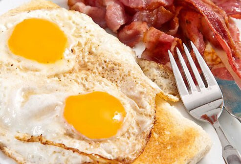 1. Cholesterol tốt và xấu Cholesterol cần thiết cho một số chức năng cơ thể; nhưng chất béo bão hòa và cholesterol trong khẩu phần lại làm tăng mức cholesterol LDL xấu, gây mảng xơ vữa tích tụ trong động mạch, dẫn đến bệnh tim và đột quỵ. Trong khí đó, HDL là một cholesterol tốt, giúp loại bỏ cholesterol xấu khỏi máu. Có thể làm giảm cholesterol LDL và tăng cholesterol HDL bằng chế độ ăn uống.