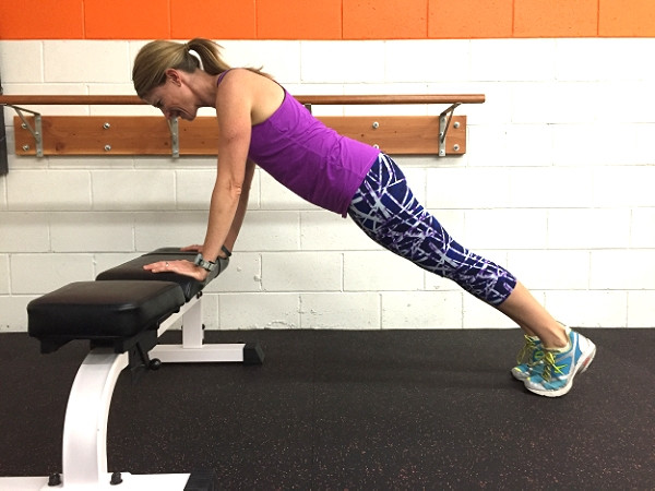 Nếu tập full plank, nghĩa là bàn tay hoặc khuỷ tay chống sàn, tạo sức ép quá lớn lên cơ bụng, thì bạn có thể thử đặt tay lên tường hoặc bục thay vì sàn nhà. Kéo căng cơ bụng và hít thở.