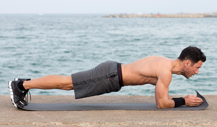 3. Plank Plank là một bài tập chức năng khác dễ thực hiện. Hãy chắc chắn rằng cơ thể của bạn là một đường thẳng từ đầu đến chân.