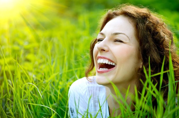 7. Tiếng cười sẽ giúp bạn xua tan lo lắng, muộn phiền. Tìm sự hài hước trong cuộc sống hàng ngày, dành thời gian với bạn bè hoặc xem một chương trình hài kịch để giúp giảm căng thẳng.