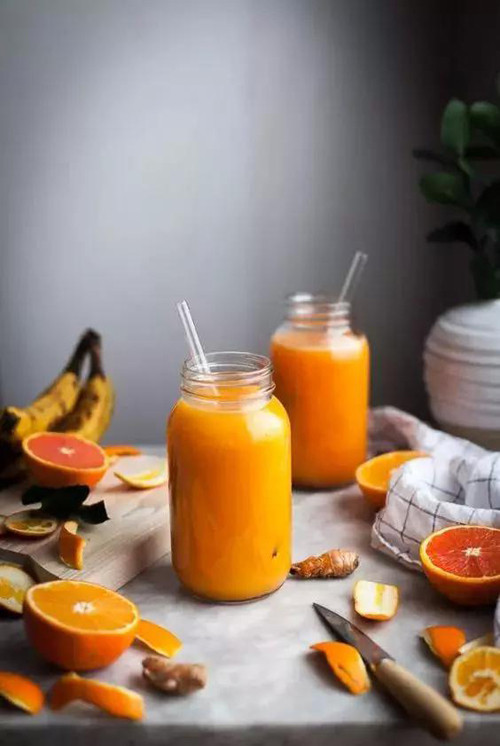 Nước trái cây và đồ uống có ga. Hầu hết các loại bình giữ nhiệt trên thị trường được làm bằng thép không gỉ, không phù hợp để đựng các đồ uống có tính axit như nước trái cây và đồ uống có ga. Nguyên nhân bởi có nguyên tố kim loại trong thép không gỉ có thể phôi nhiễm vào đồ uống, gây nguy hiểm cho sức khỏe, thậm chí có thể gây ngộ độc.