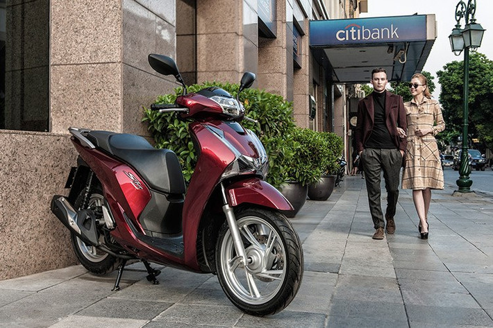 Mẫu xe tay ga Honda SH 2017. Ra mắt cách đây không và nhanh chóng bị các đại lý đội giá bán lên một cách chóng mặt và luôn trong tình trang khan hàng, cái tên SH 2017 dự đoán là sẽ mẫu xe tay ga được người tiêu dùng săn đón nhiều nhất vào dịp cuối năm nay.