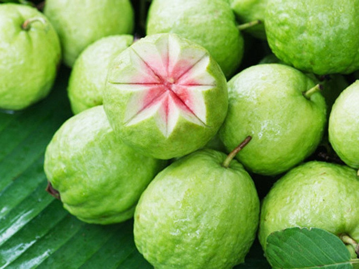 Không chỉ chứa lycopene - một chất chống oxy hóa giúp ngăn ngừa ung thư tuyến tiền liệt, ổi còn giàu chất xơ và bạn thưởng thức loại trái cây này suốt mùa hè mà không lo vấn đề tăng cân. Ảnh: bloganchoi.