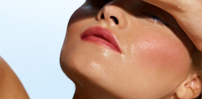 Một trong những việc làm quan trọng nhất của việc chăm sóc da nhờn đó là bạn nên đắp mặt nạ tự nhiên định kỳ để giúp giảm lượng dầu thừa trên da và loại bỏ vi khuẩn có hại khỏi da. Ảnh: hellobacsi.