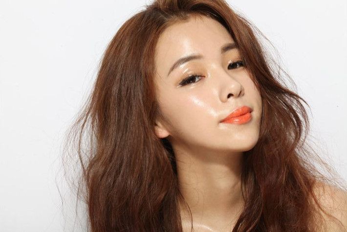 Bạn cũng nên hạn chế sờ tay lên mặt để tránh mang thêm bụi bẩn và vi trùng lên khuôn mặt. Ảnh: tranghannah.