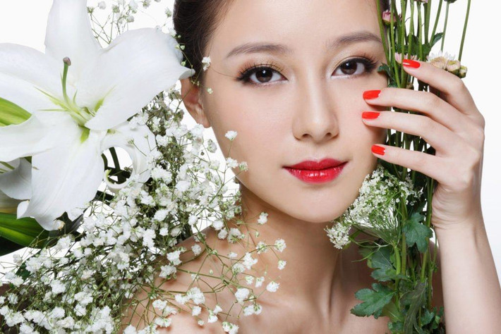 Bạn nên tuân theo các bước chăm sóc da cơ bản gồm làm sạch và dưỡng ẩm cho da mặt và toàn bộ cơ thể vào ban đêm trước khi ngủ. Ảnh: hellobacsi.