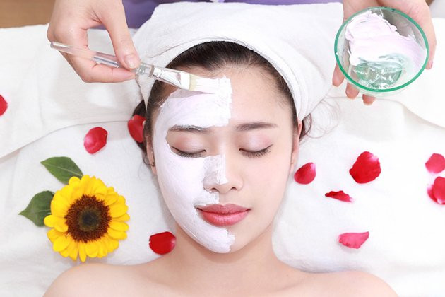 Song song với việc bảo vệ da mặt và cơ thể, bạn cũng cần bảo vệ đôi mắt của bạn bằng kính râm và thoa son dưỡng cho đôi môi của mình. Ảnh: vmms.