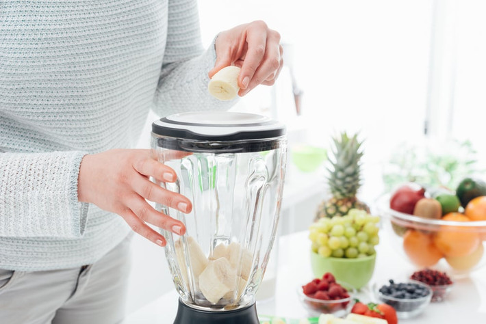 Đồng thời, nên ăn chậm nhai kỹ để gia tăng sự bài tiết của nước bọt giúp trung hòa tính axit trong dạ dày. Ảnh: hellobacsi.