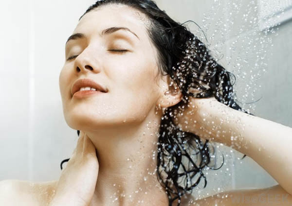 Loại dung dịch xịt này sẽ giúp tóc vào nếp như ý muốn mà không hề làm khô tóc. Ảnh: bansuaongchua.