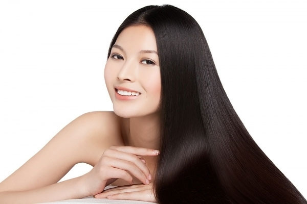 Ngoài ra, bạn cũng có thể tự chế một loại muối biển để xịt vào tóc gồm 1 muỗng cà phê muối biển và 1 muỗng dầu dừa, pha với nước trong một chai xịt nhỏ. Ảnh: depplus.