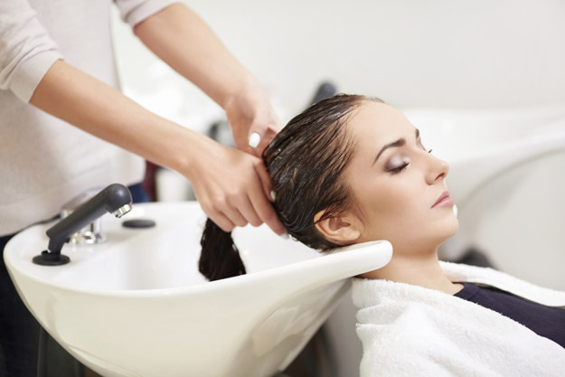 Điều này không chỉ giúp chống tia cực tím mà còn giúp da đầu của bạn giữ được độ ẩm cần thiết, là cái gốc để có mái tóc khỏe đẹp. Ảnh: googleusercontent.