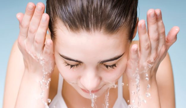 Sữa rửa mặt chắc chắn là sản phẩm chăm sóc da không thể thiếu khi bạn đi du lịch trong kỳ nghỉ hè này. Ảnh: mplinhhuong.