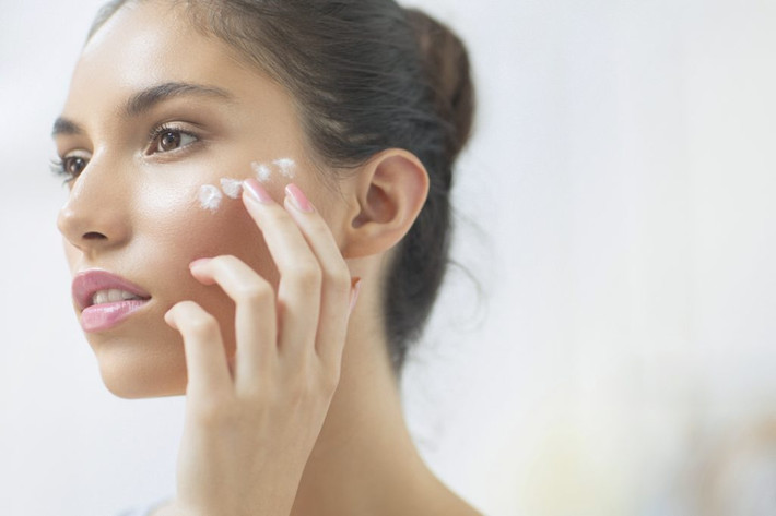 Hoạt động cả ngày ngoài trời dưới thời tiết nắng nóng sẽ khiến da dễ bị tổn thương, mất độ ẩm. Vì vậy mà bạn nên mang theo kem dưỡng da ban đêm để bổ sung dưỡng chất cho da. Ảnh: elle.