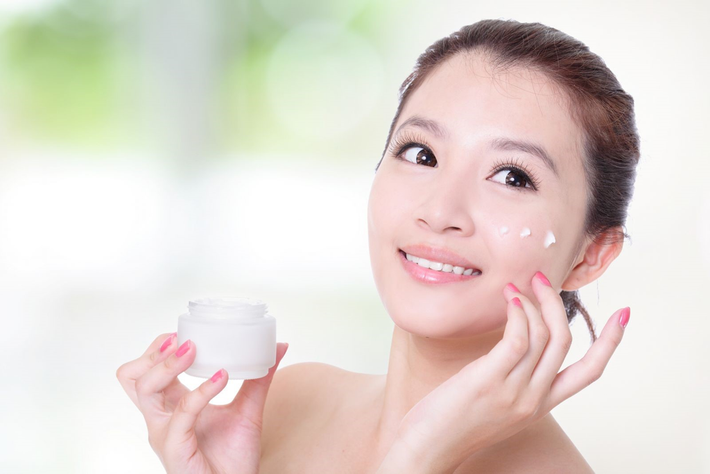 Bạn cũng không nên trang điểm quá đậm trong những ngày đi du lịch để tránh lỗ chân lông bị bít tắc, tạo điều kiện cho mụn hình thành và phát triển. Ảnh: cloudfront.