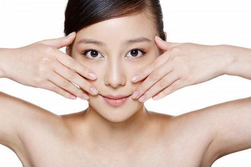 Sửa rửa măt, xịt khoáng, kem dưỡng da hay mặt nạ giấy là những món đồ bạn nên mang theo để chăm sóc da khi đi du lịch, nhất là trong thời tiết nắng nóng. Ảnh: myphamnutriwhite.