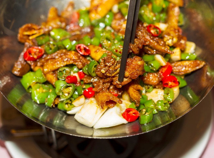 Ăn một loại thực phẩm cay sẽ khiến bạn ra mồ hôi - một cách tự nhiên để làm mát cơ thể. Tuy nhiên, việc đổ mồ hôi có thể dẫn đến mất nước, do đó hãy đảm bảo bạn sẽ uống đủ nhiều nước trong suốt cả ngày. Ảnh: trangtinbenhtri.