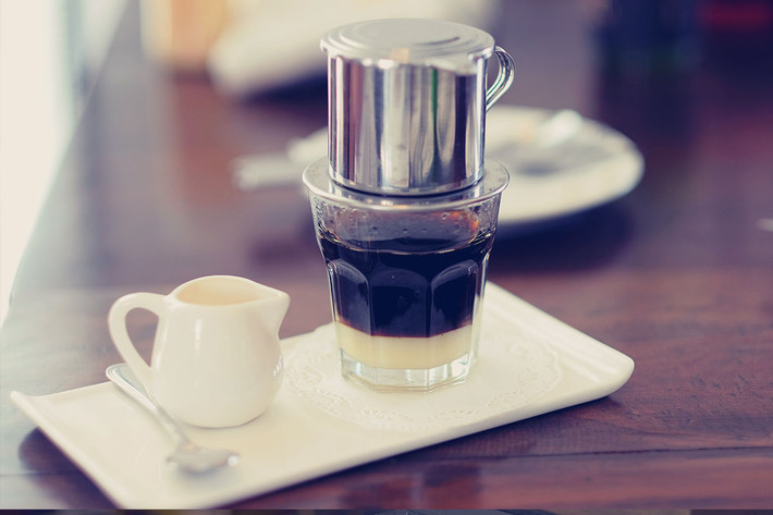 Nếu cảm thấy khát, bạn cũng không nên tìm đến cà phê - một trong những thứ đồ uống được yêu thích nhất thế giới. Ảnh: tnicorporation.