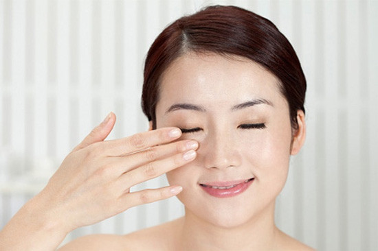 Với bài tập thư giãn mắt này, bạn có thể kết hợp massage mắt trong vòng 1 đến 2 phút để cảm nhận các cơ mắt được co giãn và phục hồi. Ảnh: thuocthang.